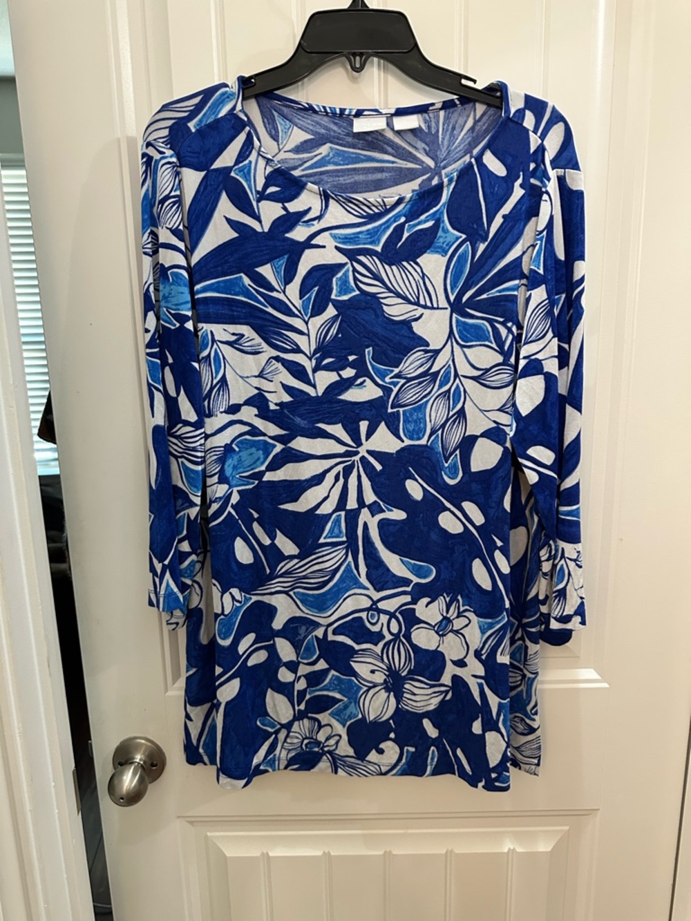 Chico's Travelers Blue and White Floral-Print Long Sleeve  Stretch Top size 3